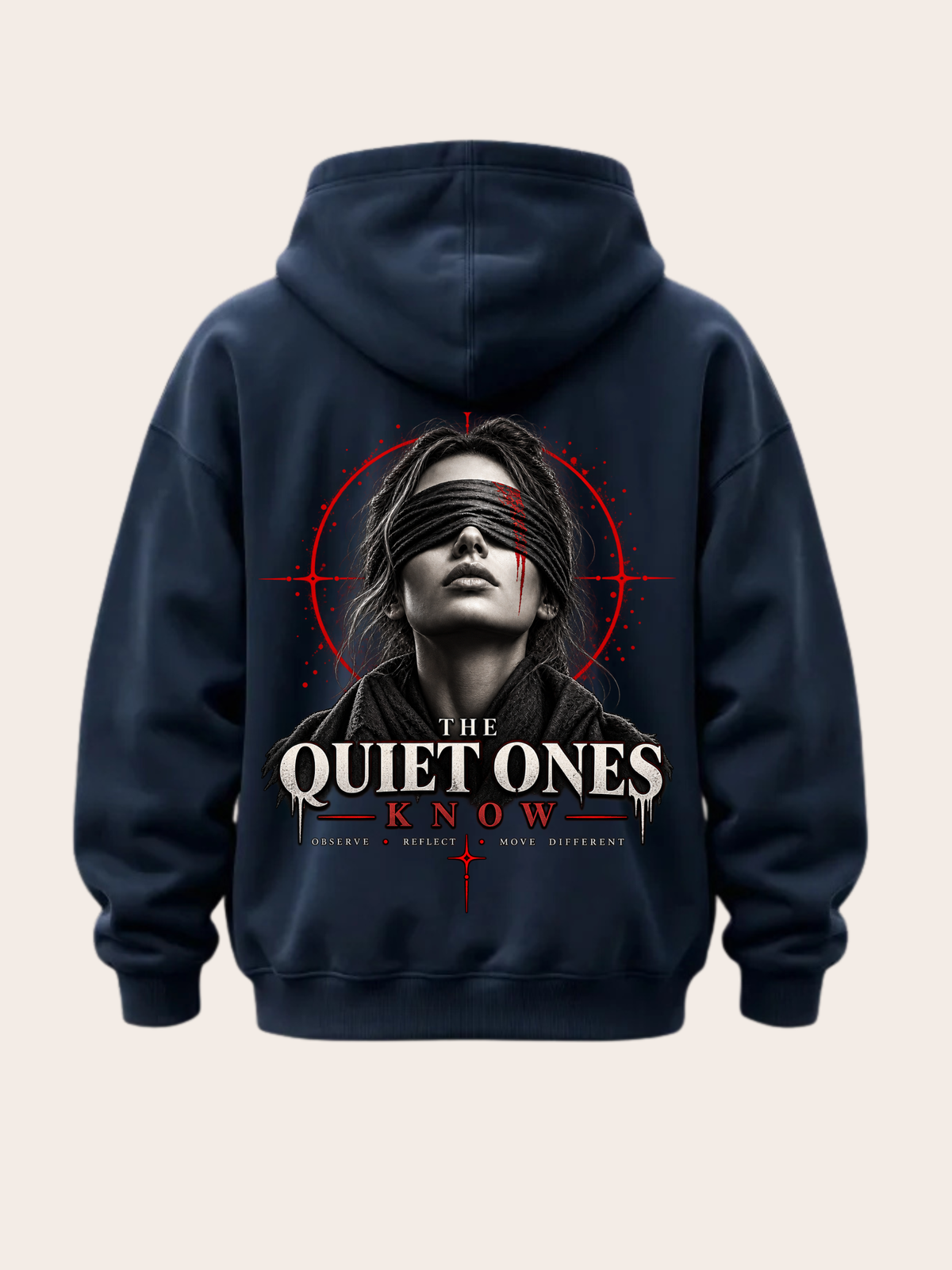 Dunkelblauer Oversized Hoodie in Rückansicht mit großem „THE QUIET ONES KNOW“-Backprint, schwarz-weißem Frauenporträt mit Augenbinde und markanten roten grafischen Akzenten.