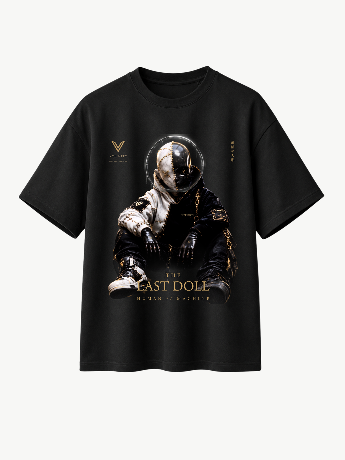 Schwarzes VYFINITY Relaxed Fit Premium T-Shirt aus 215 GSM Bio-Baumwolle mit großem „The Last Doll – Human // Machine“-Frontprint. Das Motiv zeigt eine futuristische halb menschliche, halb maschinelle Puppe im Astronautenanzug mit goldenen Details im Cyberpunk-Stil. Hochwertige Urban Streetwear mit luxuriösem Schwarz-Gold-Design und modernem Oversized-Look.
