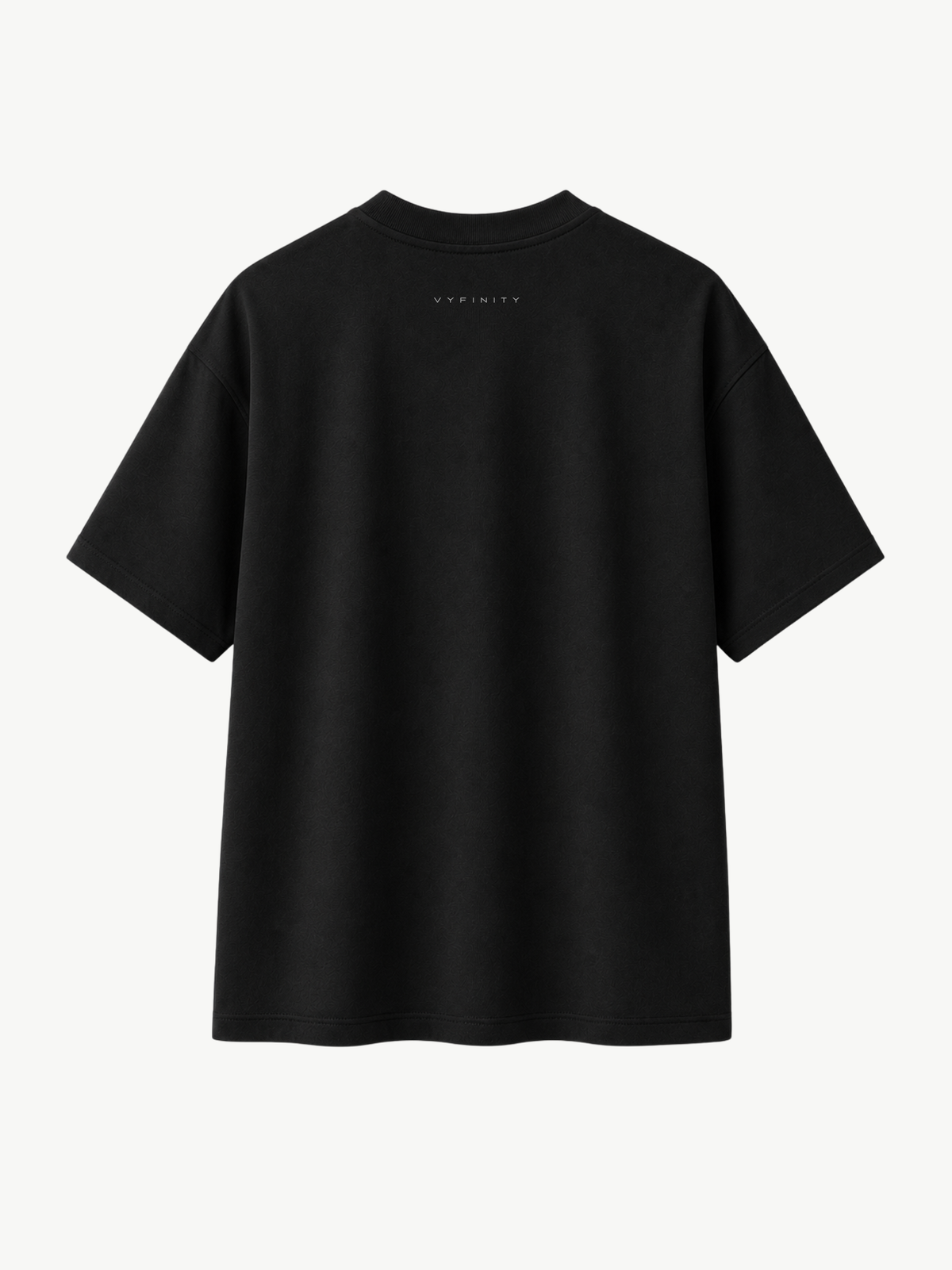Schwarzes VYFINITY Heavy T-Shirt in Rückansicht mit cleanem, minimalistischem Design. Unterhalb des Kragens befindet sich ein kleiner dezenter „VYFINITY“-Schriftzug. Schwarzer Premium-Streetwear-Look vor hellem neutralem Hintergrund.
