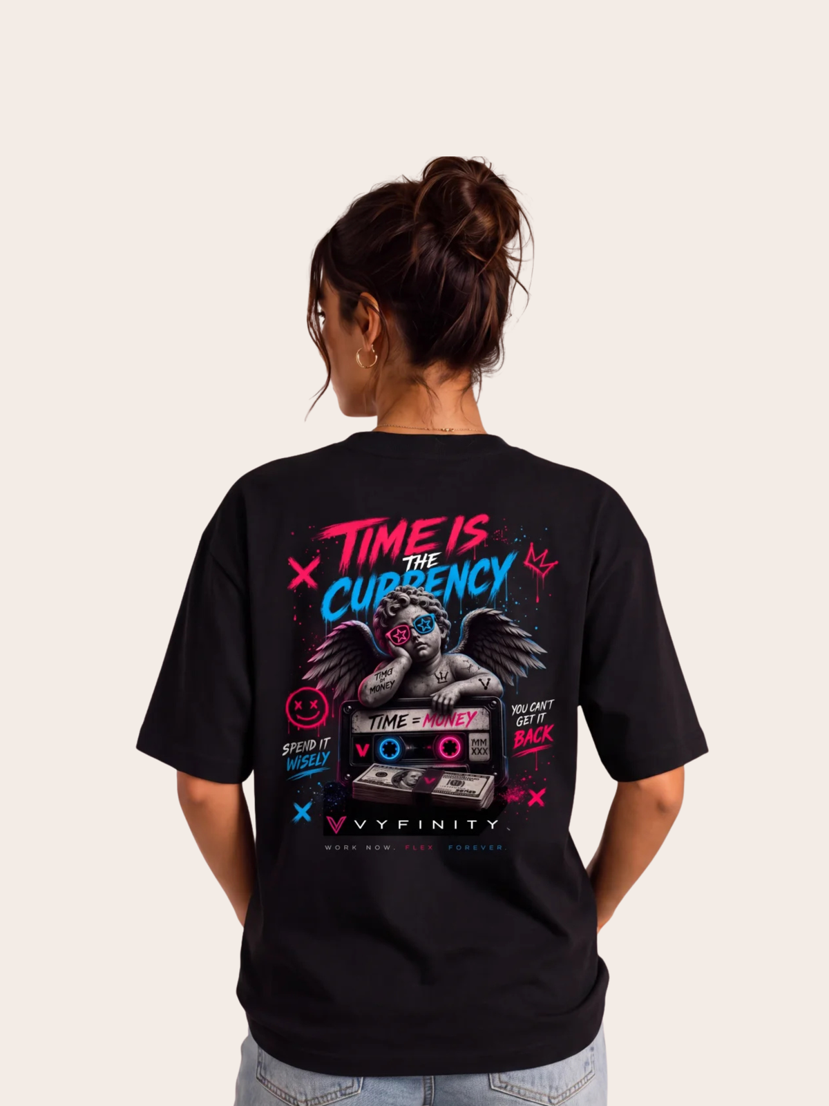 Schwarzes VYFINITY T-Shirt in Rückenansicht an einem weiblichen Model mit großem „TIME IS THE CURRENCY“-Streetwear-Print. Auffälliges Pink-Blau-Design mit geflügelter Statue, Kassette, Geldscheinen und grafischen Elementen.