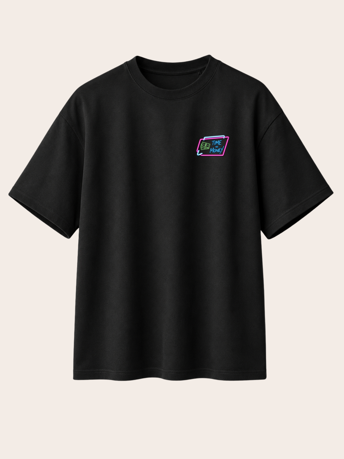 Schwarzes VYFINITY T-Shirt in Frontansicht mit kleinem neonfarbenem „TIME MONEY“-Brustprint in Pink, Blau und Grün. Minimalistischer Streetwear-Look vor hellem, neutralem Hintergrund.