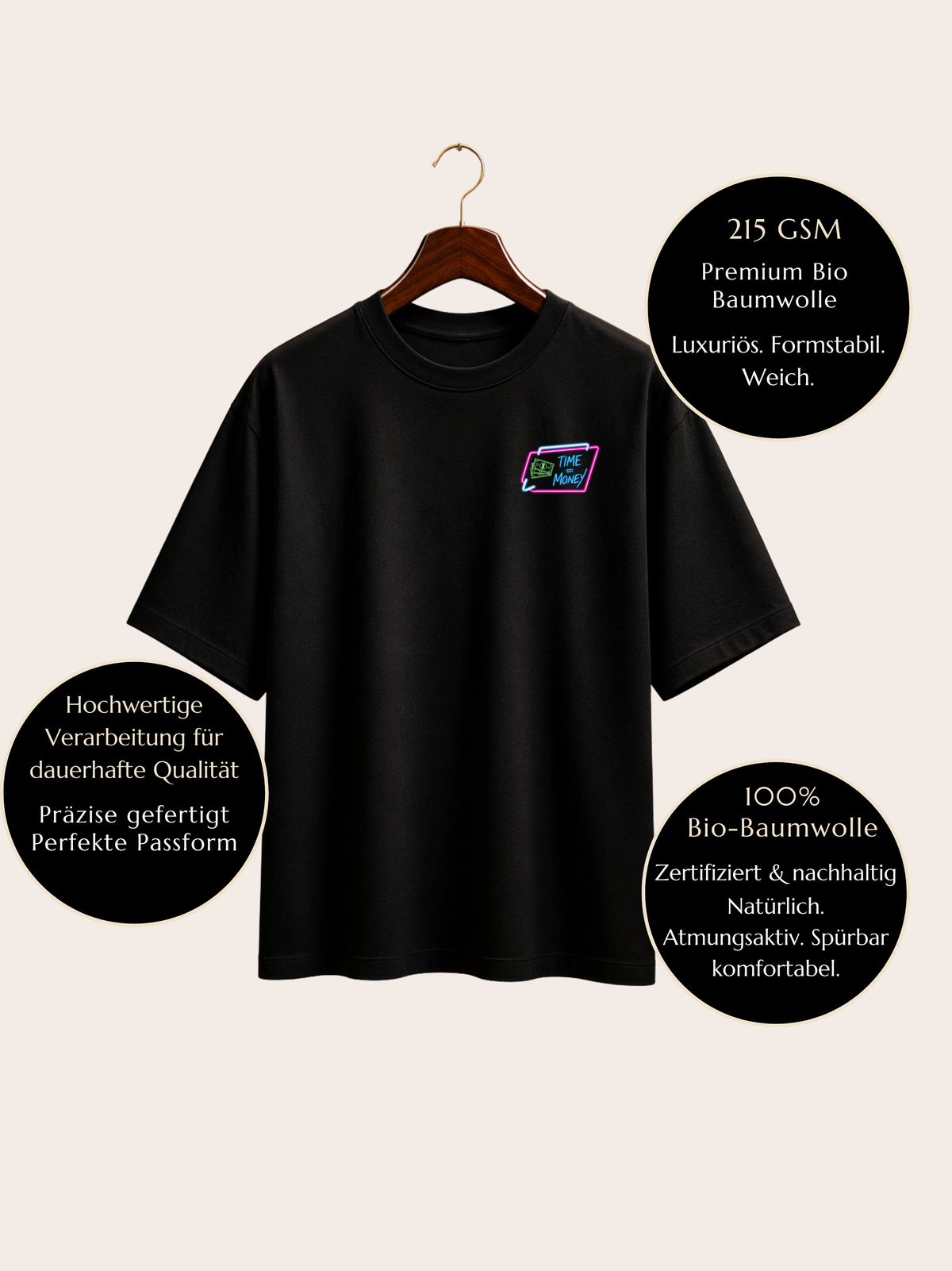 Schwarzes VYFINITY T-Shirt mit kleinem neonfarbenem „TIME MONEY“-Brustprint auf einem Holzbügel. Infografik hebt 215 GSM, 100 % Bio-Baumwolle, hochwertige Verarbeitung, formstabile Passform und angenehmen Tragekomfort hervor.