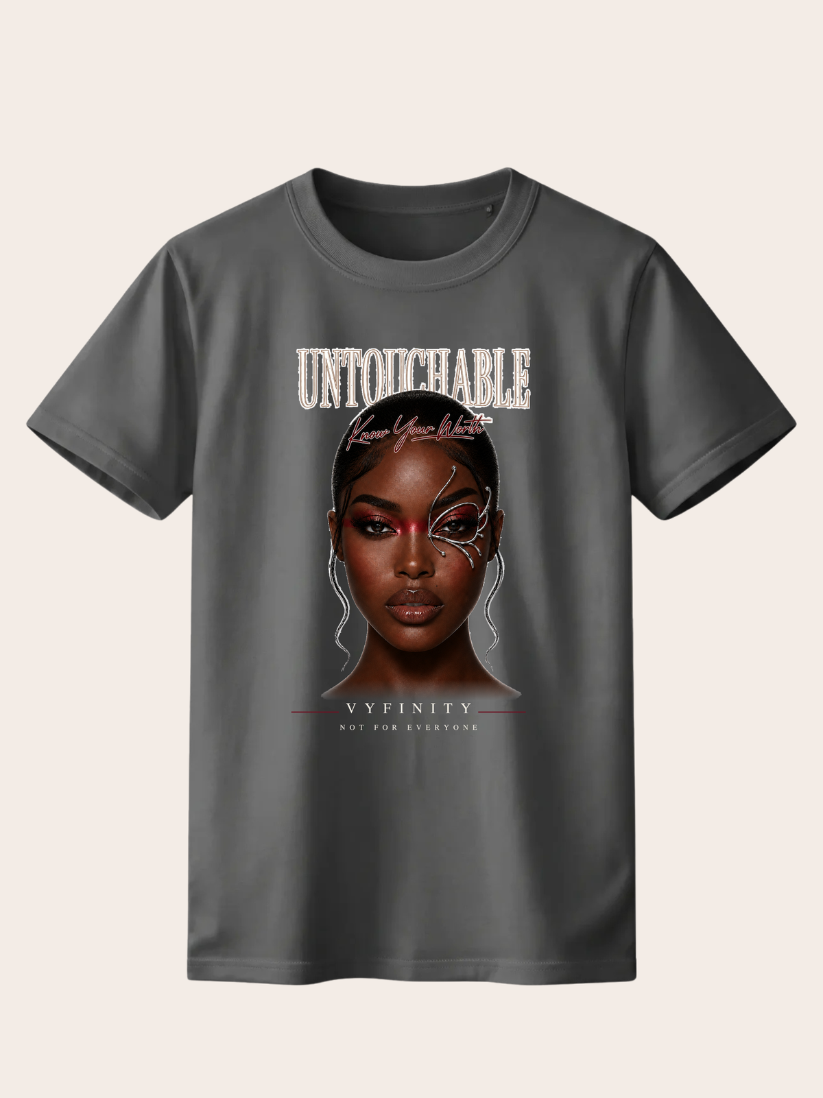 Dunkelgraues VYFINITY T-Shirt mit großem „UNTOUCHABLE – Know Your Worth“-Frontprint. Das Motiv zeigt ein Frauenporträt mit silbernem Gesichtselement und rotem Augenakzent. Darunter stehen „VYFINITY“ und „NOT FOR EVERYONE“. Modernes Statement-Shirt im Streetwear-Stil.