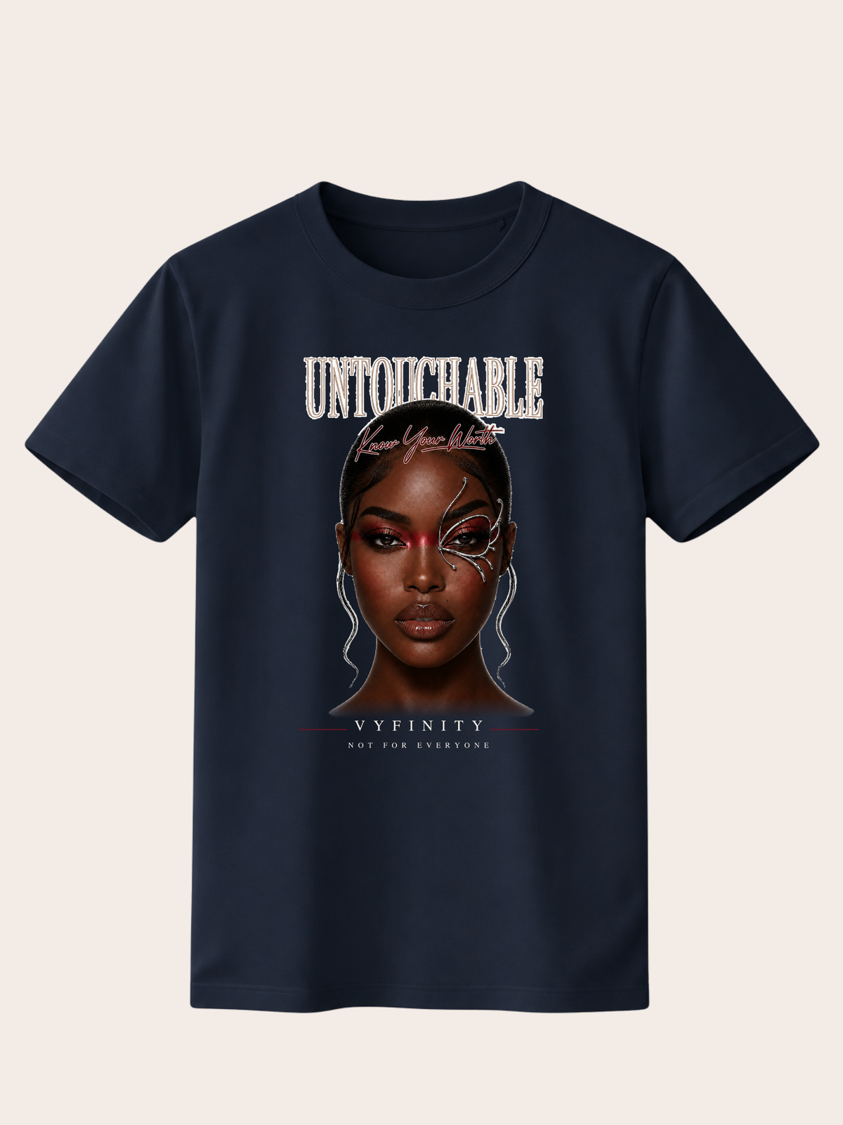 Dunkelblaues VYFINITY T-Shirt mit großem „UNTOUCHABLE – Know Your Worth“-Frontprint. Das Motiv zeigt ein ausdrucksstarkes Frauenporträt mit silbernem Gesichtselement und rotem Augenakzent. Darunter stehen „VYFINITY“ und „NOT FOR EVERYONE“. Modernes Statement-Shirt im Streetwear-Stil.