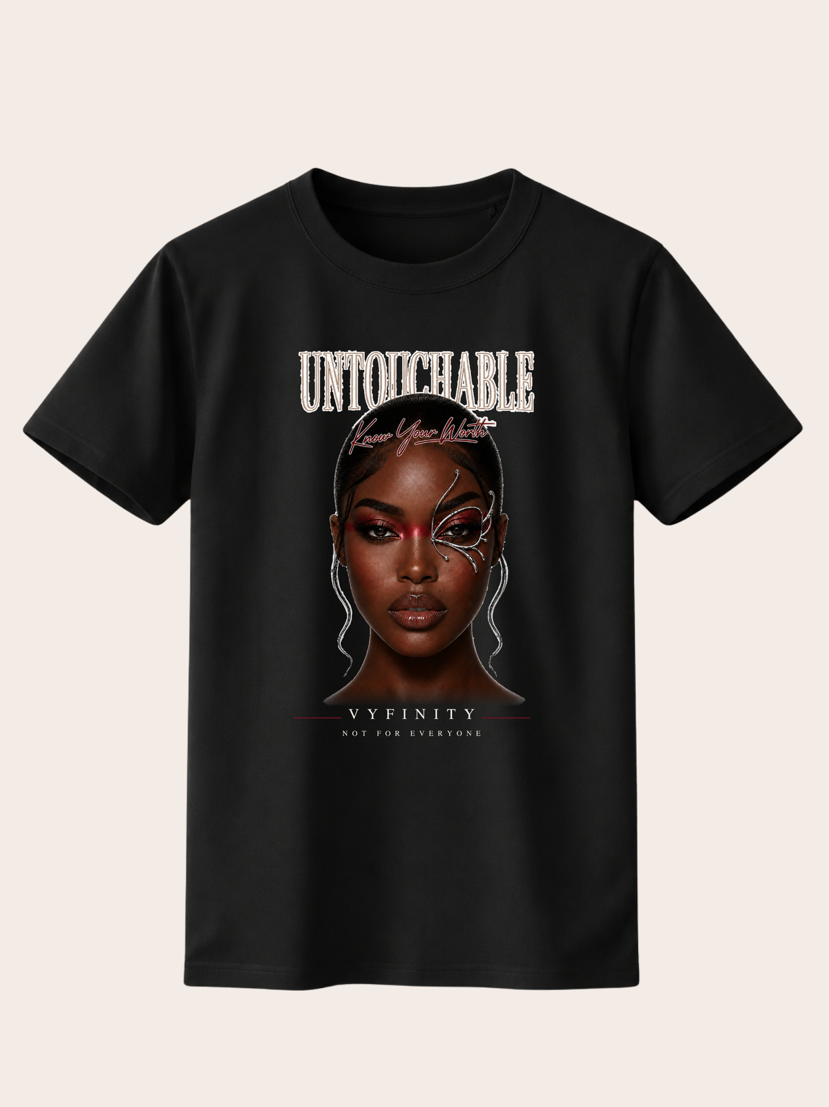 Schwarzes VYFINITY T-Shirt mit großem „UNTOUCHABLE“-Frontprint, zentralem Frauenporträt mit silbernem grafischem Gesichtselement und rotem Augenakzent. Darüber steht „Know Your Worth“, darunter VYFINITY und „NOT FOR EVERYONE“. Modernes Statement-Shirt im Streetwear-Stil.