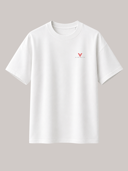 Weißes VYFINITY Oversized Unisex T-Shirt mit dezentem roten VYFINITY Logo auf der linken Brust. Das minimalistische Premium-Streetwear-Shirt überzeugt durch cleanes Design, lockere Passform, kurze Ärmel und hochwertige Verarbeitung auf neutralem Hintergrund.