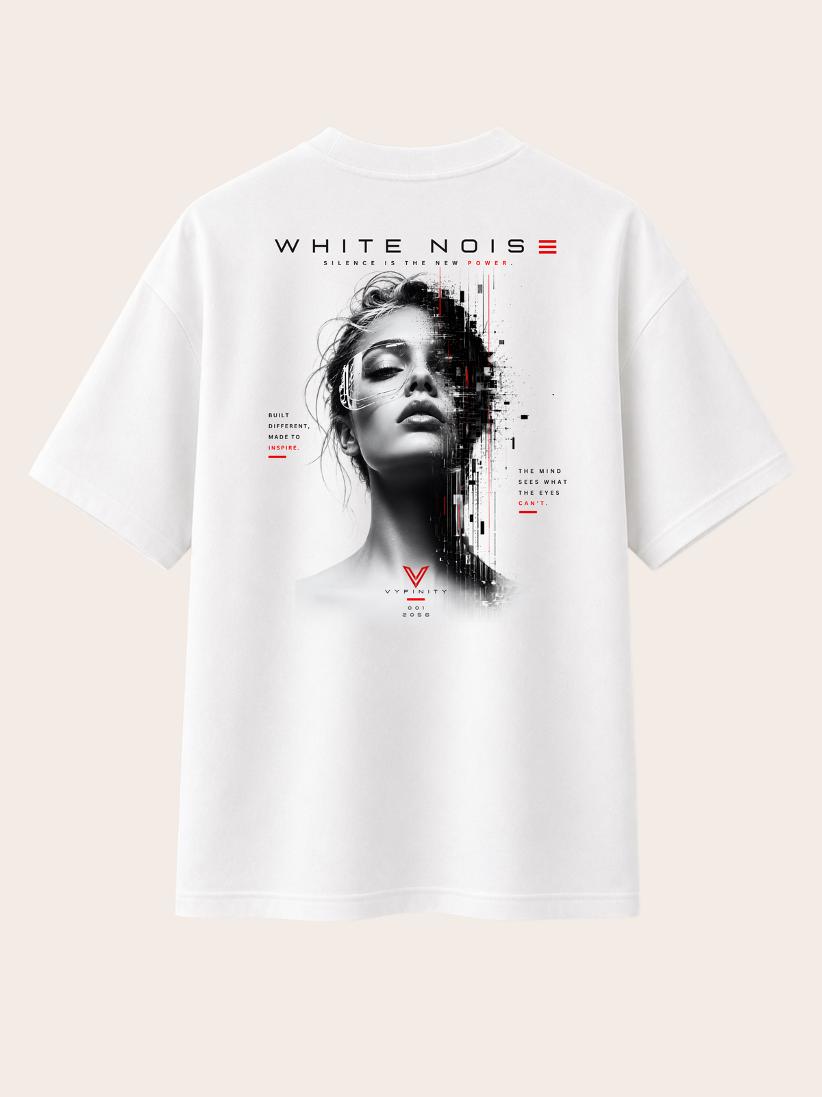Weißes VYFINITY T-Shirt in Rückansicht mit großem „WHITE NOISE“-Grafikprint. Das Design zeigt ein kontrastreiches Frauenporträt mit digitalen Glitch-Elementen, schwarzer Typografie und gezielten roten Akzenten im futuristischen Streetwear-Stil.