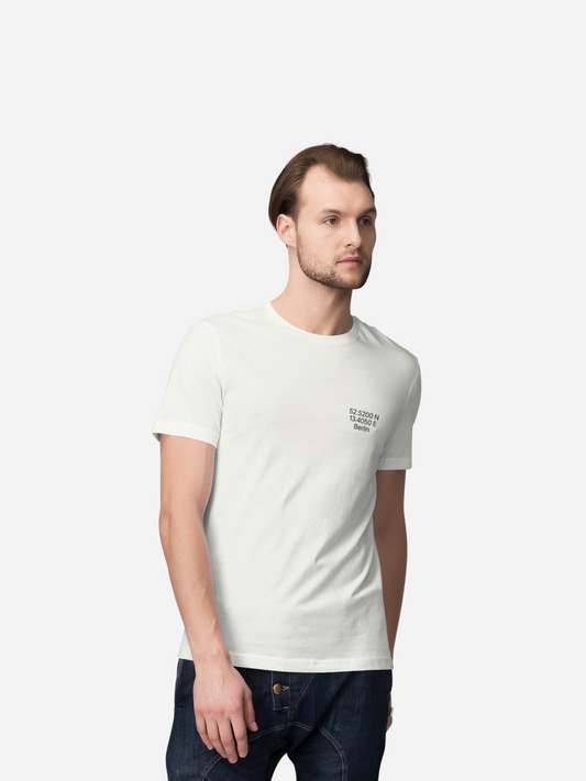 Weißes Berlin Skyline T-Shirt mit schwarzen Koordinaten 52.5200°N 13.4050°E als dezentem Brustprint auf der Vorderseite – Minimalistisches Unisex Design für Berlin Liebhaber