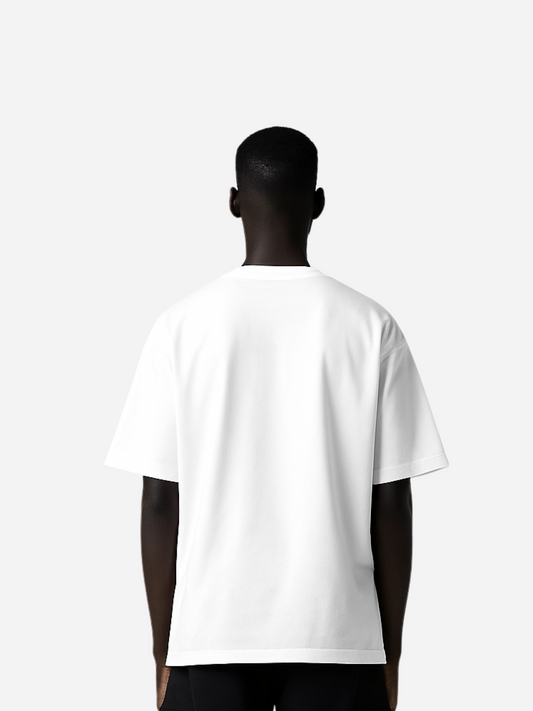 Schwarzer Mann zeigt Rückansicht eines weißen Oversized T-Shirts ohne Aufdruck