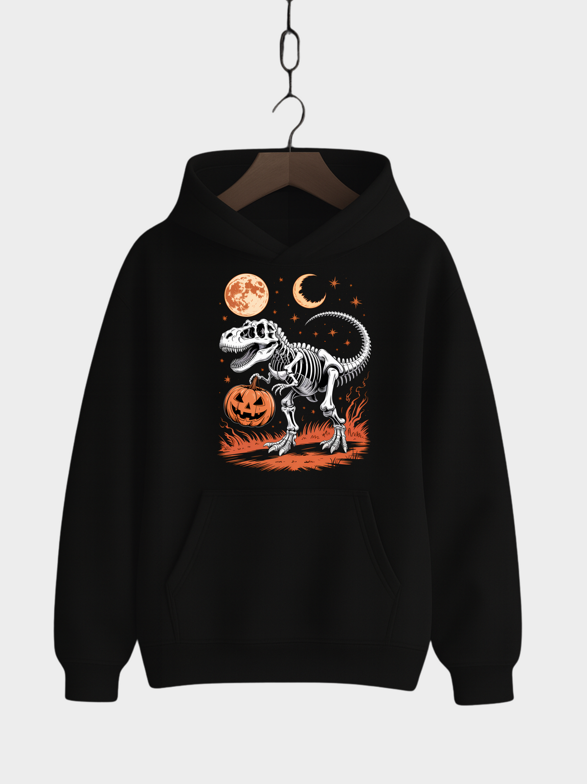 Schwarzer Halloween Hoodie auf Kleiderbügel mit T-Rex-Skelett Motiv, Vollmond, Halbmond und Kürbis mit Gesicht in orange-weißen Farben.