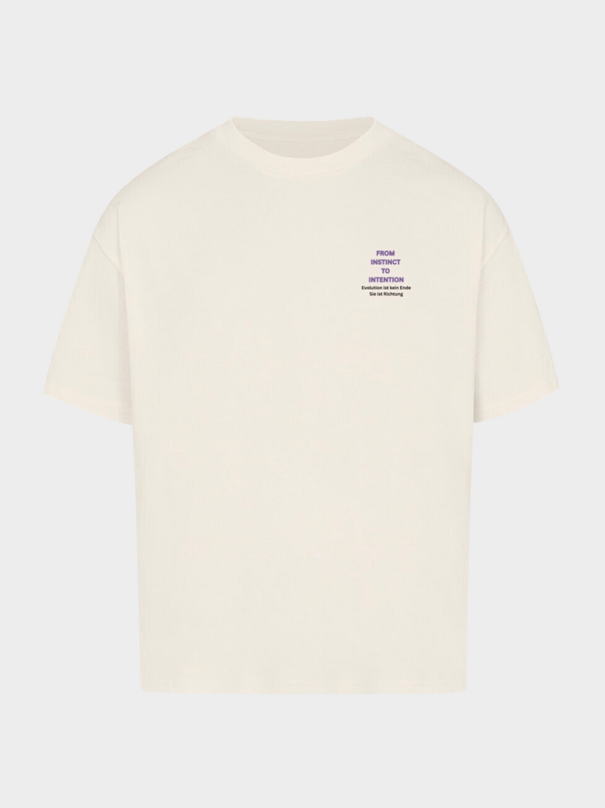 Oversized T-Shirt in Beige mit kleinem Frontprint links auf der Brust. Violetter Schriftzug „FROM INSTINCT TO INTENTION“ mit Zusatz in Deutsch: „Evolution ist kein Ende. Sie ist eine Richtung.“ Minimalistisches Streetwear-Design mit philosophischer Botschaft.