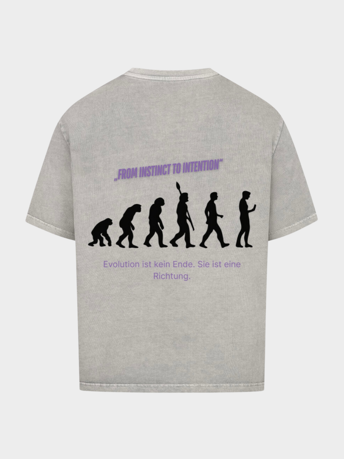 Oversized T-Shirt in Vintage-Grau mit großem Rückendesign. Schwarze Evolution-Silhouette vom Affen bis zum modernen Menschen, darüber der lila Schriftzug „FROM INSTINCT TO INTENTION“ und darunter der deutsche Text „Evolution ist kein Ende. Sie ist eine Richtung.“ Streetwear-Design mit starkem Statement.