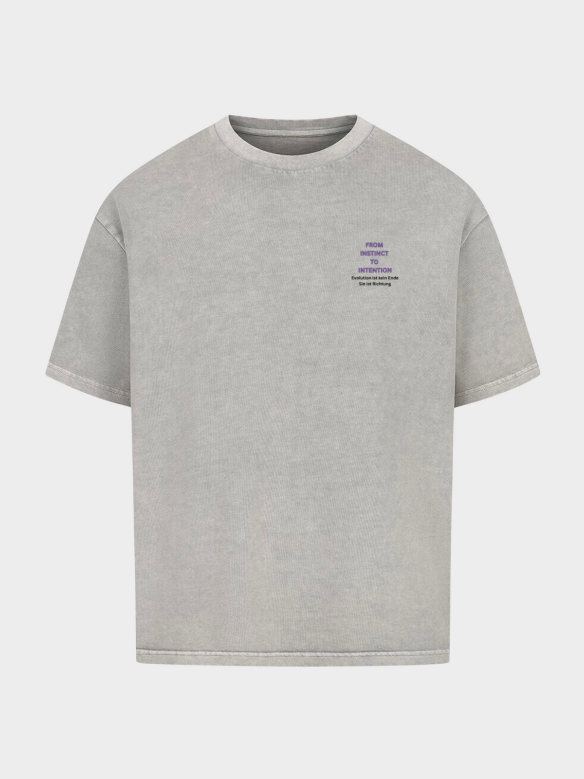 Oversized T-Shirt in Vintage-Grau mit kleinem Brustprint. Lila Schriftzug „FROM INSTINCT TO INTENTION“ kombiniert mit dem deutschen Text „Evolution ist kein Ende. Sie ist eine Richtung.“ Minimalistisches Streetwear-Shirt mit philosophischem Statement-Design auf der Vorderseite.