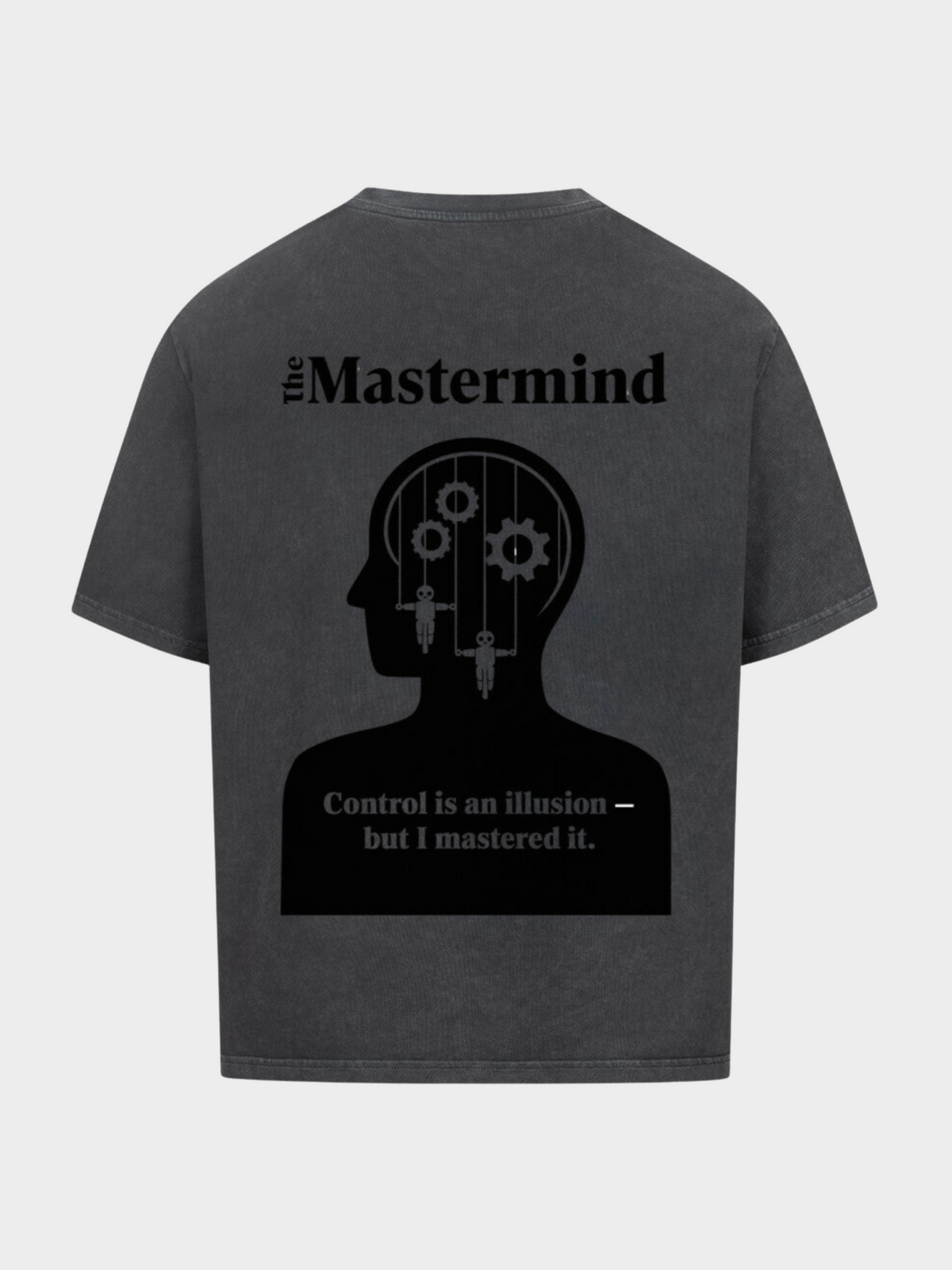 Oversized T-Shirt in Vintage Black, Rückansicht. Großes Motiv „The Mastermind“ mit Silhouette eines Kopfes voller Zahnräder und Marionettenfiguren. Darunter der Spruch „Control is an illusion – but I mastered it.“ Lässiger Streetwear-Style im washed-out Look.