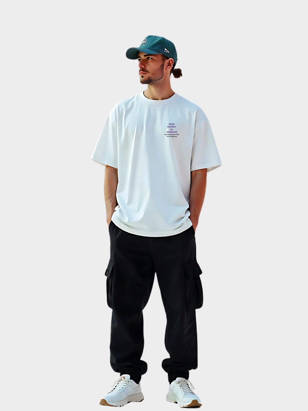 Oversized T-Shirt in Weiß mit Evolution-Print auf der Vorderseite, getragen von einem Model mit grüner Cap, schwarzer Cargohose und weißen Sneakern. Der Brustprint zeigt den Text „FROM INSTINCT TO INTENTION“ in Violett mit dem Zusatz „Evolution ist kein Ende. Sie ist eine Richtung.“ Minimalistisches Streetwear-Shirt mit Message.