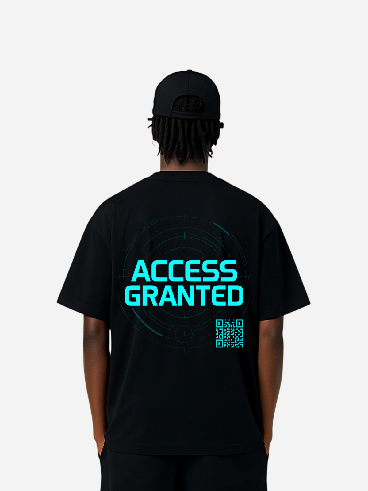 Mockup eines schwarzen T-Shirts mit futuristischem Rückendesign. In leuchtendem Cyan steht groß „ACCESS GRANTED“, darunter ein QR-Code und digitale Radar-Linien im Cyberpunk-Stil. Streetwear für Tech- und Hacker-Fans.