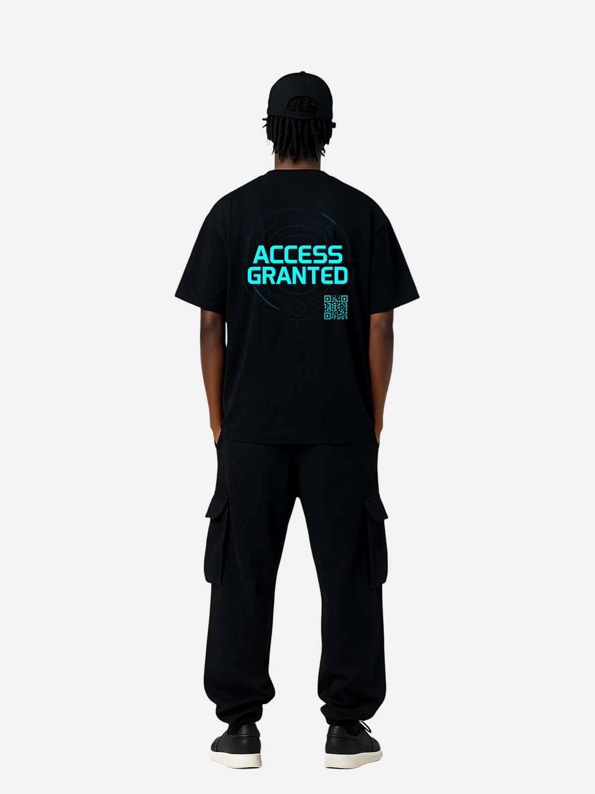 Mockup eines schwarzen T-Shirts in voller Länge am Model mit Rückenaufdruck. Auf der Rückseite leuchtet in Cyan der Schriftzug „ACCESS GRANTED“ mit futurischem Fadenkreuz-Hologramm und kleinem QR-Code. Modernes Cyber-Streetwear-Design.