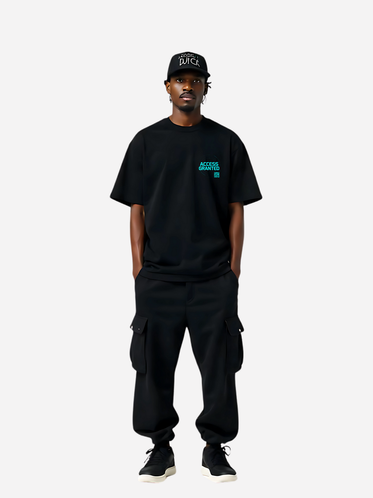 Model trägt ein schwarzes T-Shirt mit leuchtend cyanfarbenem Brustprint „ACCESS GRANTED“ und kleinem QR-Code. Streetwear-Stil mit lockerem Schnitt, kombiniert mit schwarzer Cargohose, Sneakers und Cap.
