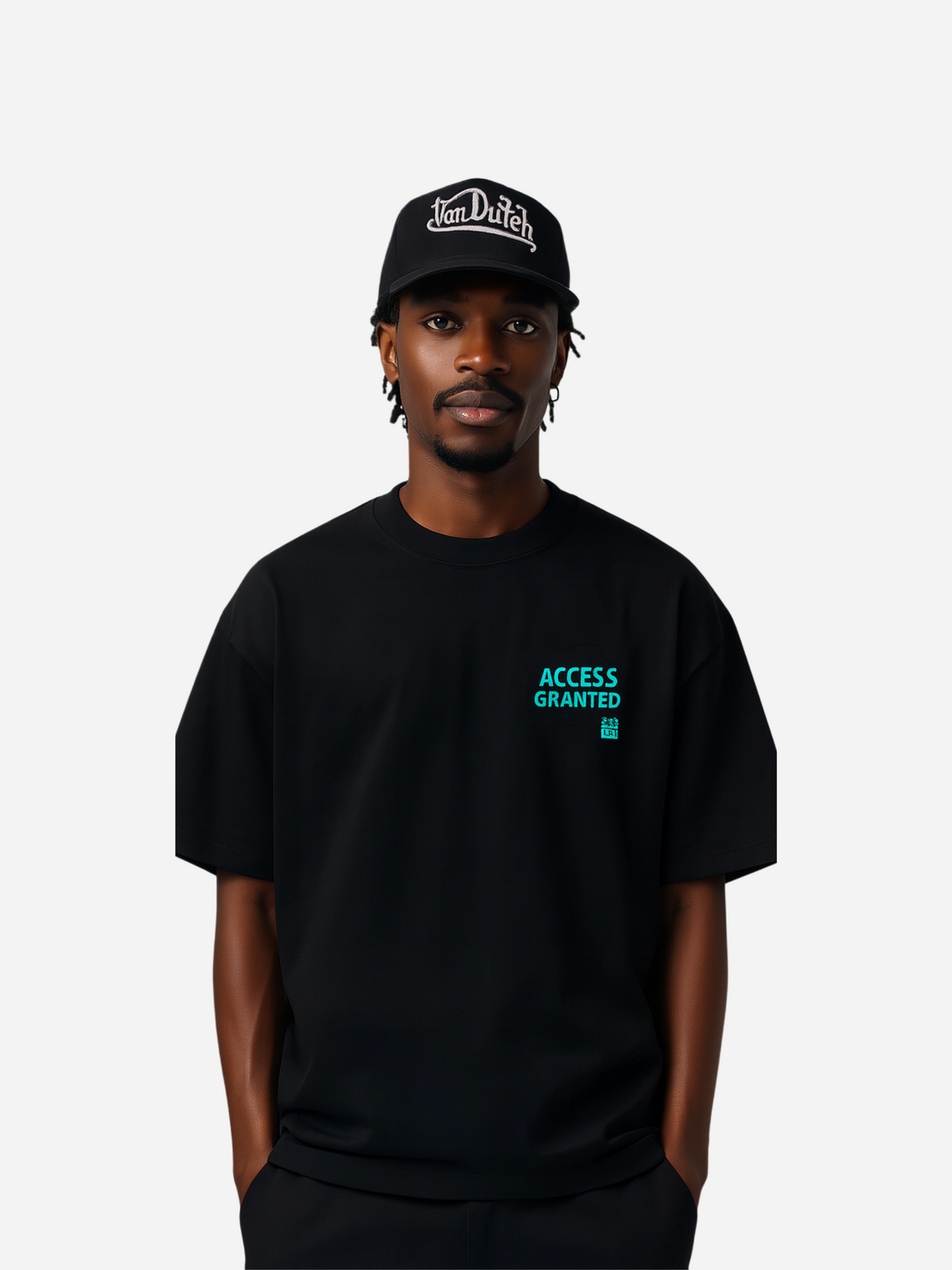 Mockup eines schwarzen T-Shirts mit futuristischem Brust-Print. Rechts vorne in leuchtendem Cyan steht „ACCESS GRANTED“ mit einem kleinen QR-Code darunter, ergänzt durch subtile digitale Linien. Minimalistische Cyber-Streetwear.