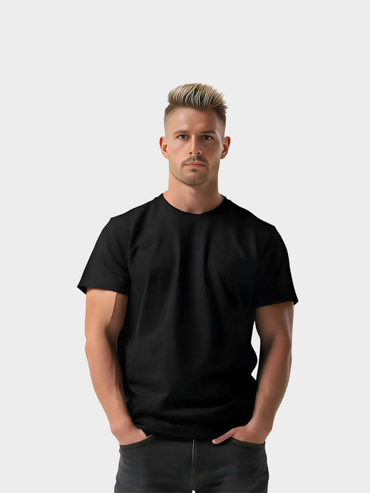 Schwarzes T-Shirt in moderner Passform, schlicht von vorne ohne Aufdruck sichtbar. Minimalistisches Streetwear-Basic, kombinierbar mit Jeans oder Jacke, Teil des „Discipline Builds Dynasties“ Motiv-Sets.