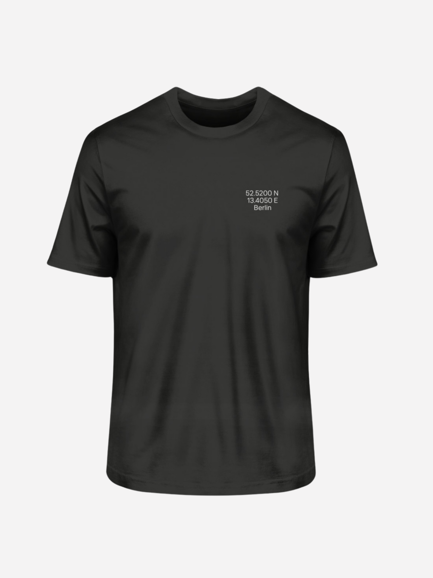 „Vyfinity Berlin T-Shirt in Schwarz mit kleinem Koordinaten-Frontprint auf der linken Brustseite, Herrenmodell“