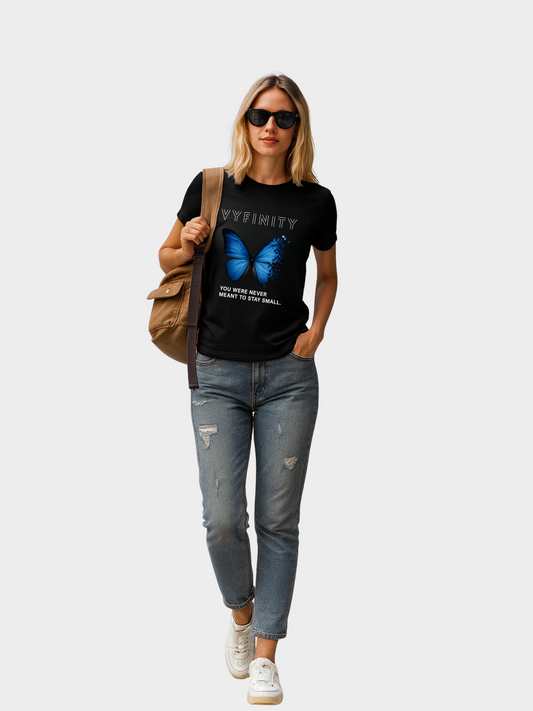 Vyfinity Butterfly T-Shirt Schwarz – Damen Streetwear Shirt mit blauem Schmetterling und Motivspruch You were never meant to stay small, Model Ganzkörper Ansicht