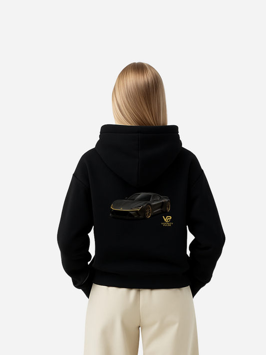 Vyfinity Car Hoodie in Schwarz mit hochwertigem Auto-Motiv und goldfarbenem VP-Logo auf dem Rücken, modernem Rückenprint und Streetwear-Design – Unisex Kapuzenpullover im Oversized-Look