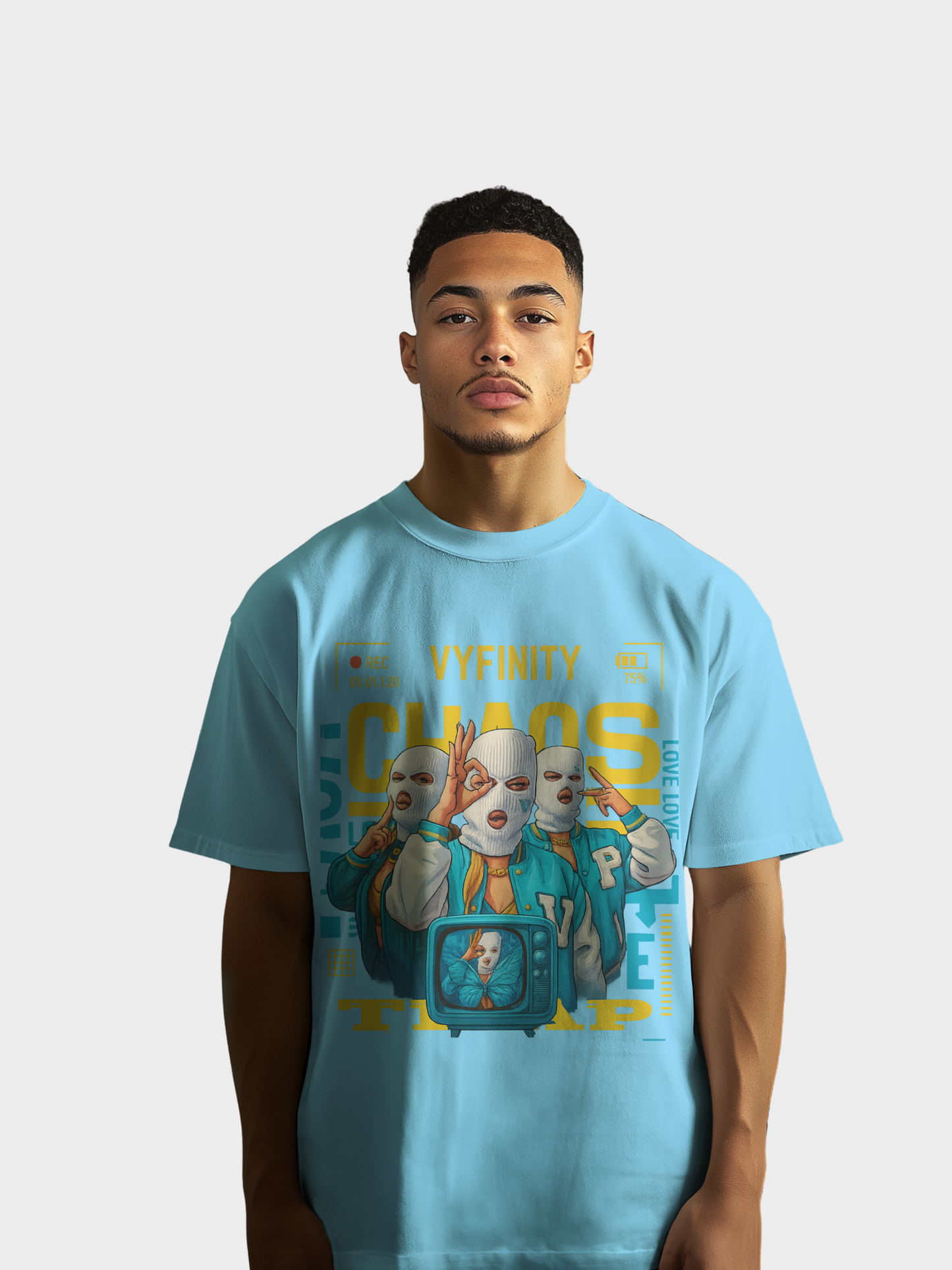 Vyfinity Chaos Trap T-Shirt in Hellblau, getragen von einem Model. Frontdesign mit drei maskierten Figuren in Varsity-Jacken, einem TV-Screen-Motiv und gelbem Schriftzug „Chaos Trap“.
