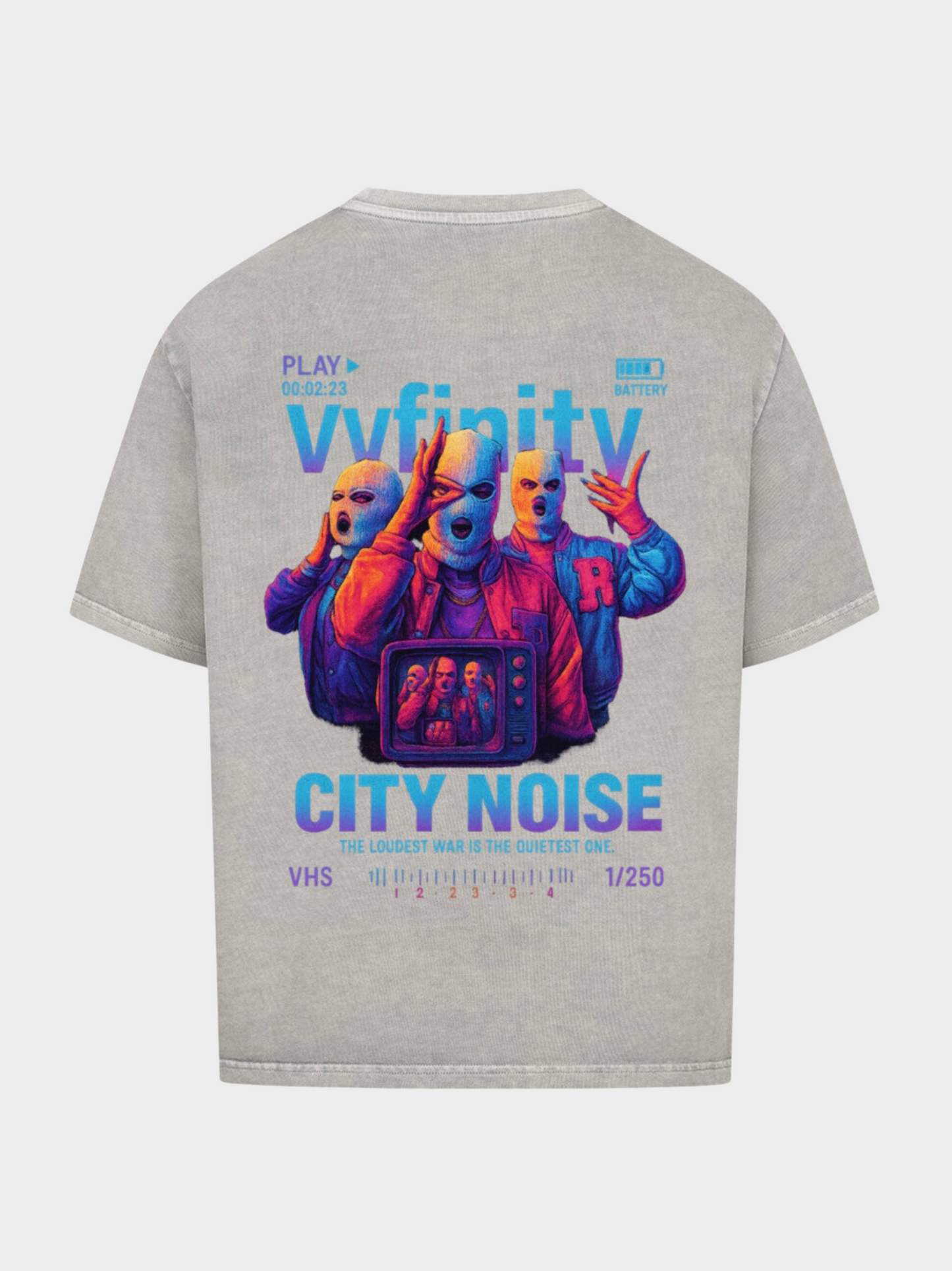 Vyfinity City Noise T-Shirt in Grau, Stone Washed Optik, Oversize Fit, Rückansicht. Auffälliger Backprint mit drei Neon-Balaklavas, VHS-Ästhetik, Retro-TV und dem Schriftzug „City Noise“. Limitierte Streetwear-Edition 1/250, urban inspiriert.