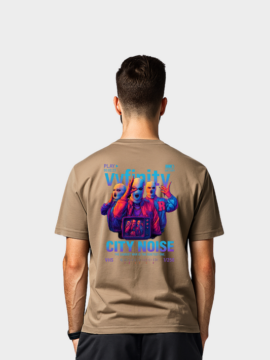 Vyfinity City Noise T-Shirt in Taupe Beige mit auffälligem Streetwear Rückenprint, bunte maskierte Figuren mit TV-Screen, futuristisches Urban Design.