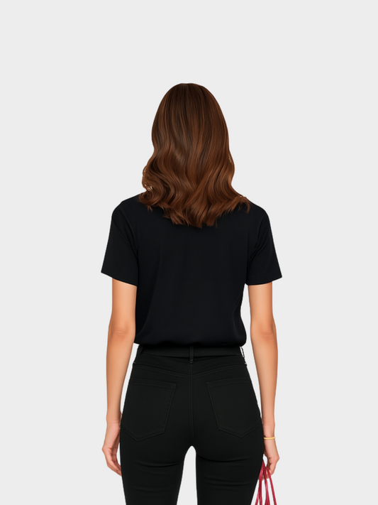 Vyfinity Classic T-Shirt in Schwarz, Rückansicht getragen von einem Model. Schlichtes Streetwear-Shirt ohne Rückendruck, kombiniert mit schwarzer Jeans für einen minimalistischen Look.