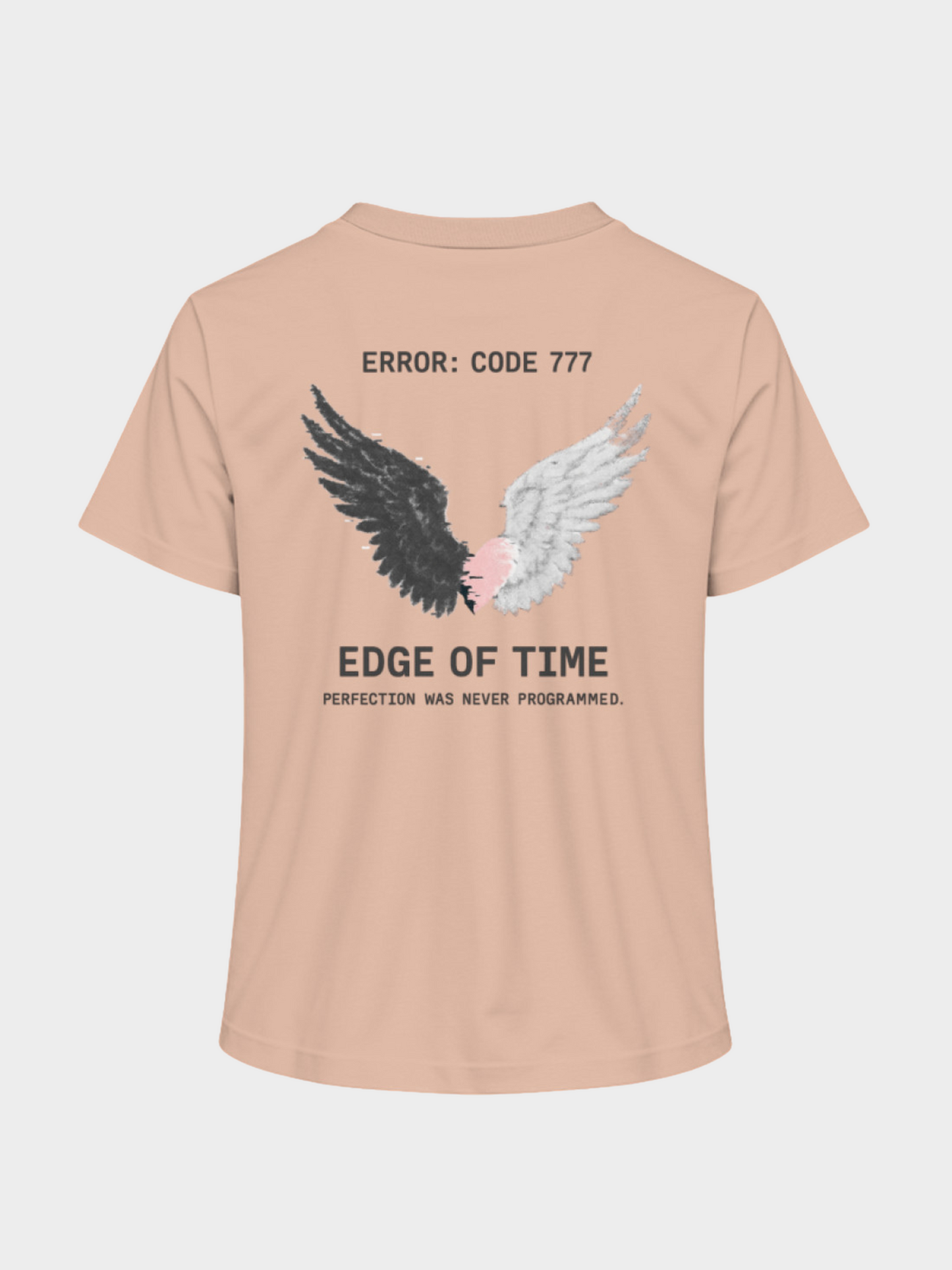 Vyfinity Edge of Time T-Shirt in Rosa, Rückseite. Großer Rückendruck mit Engelsflügeln in Schwarz und Weiß, Herz in der Mitte. Schriftzug „Error: Code 777 – Edge of Time – Perfection was never programmed.“ Streetwear Design.