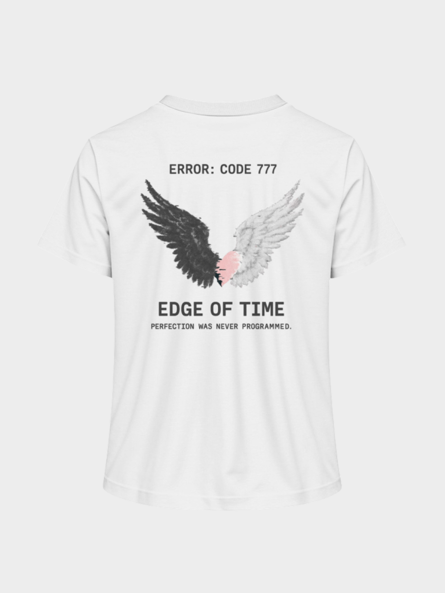 Vyfinity Edge of Time T-Shirt in Weiß, Rückseite. Engelsflügel-Design mit schwarzem und weißem Flügel, rosa Herz in der Mitte und Schriftzug „Error: Code 777 – Edge of Time – Perfection was never programmed“. Urban Streetwear für Damen.