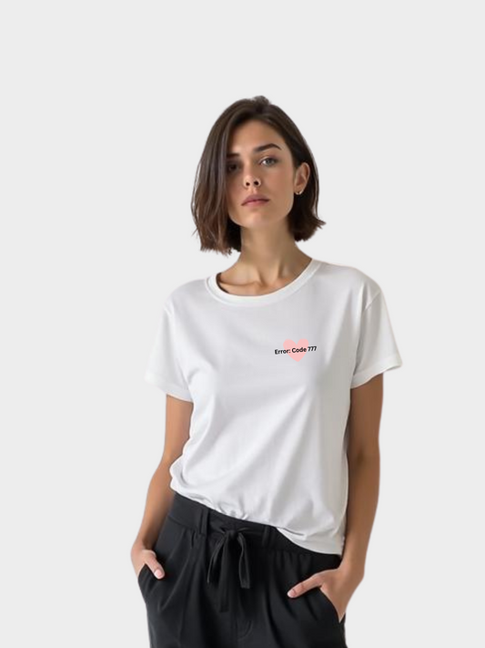 Vyfinity Edge of Time T-Shirt in Weiß, Vorderseite. Minimalistischer Brust-Print mit kleinem rosa Herz und Schriftzug „Error: Code 777“. Moderner Oversize-Streetwear Look.