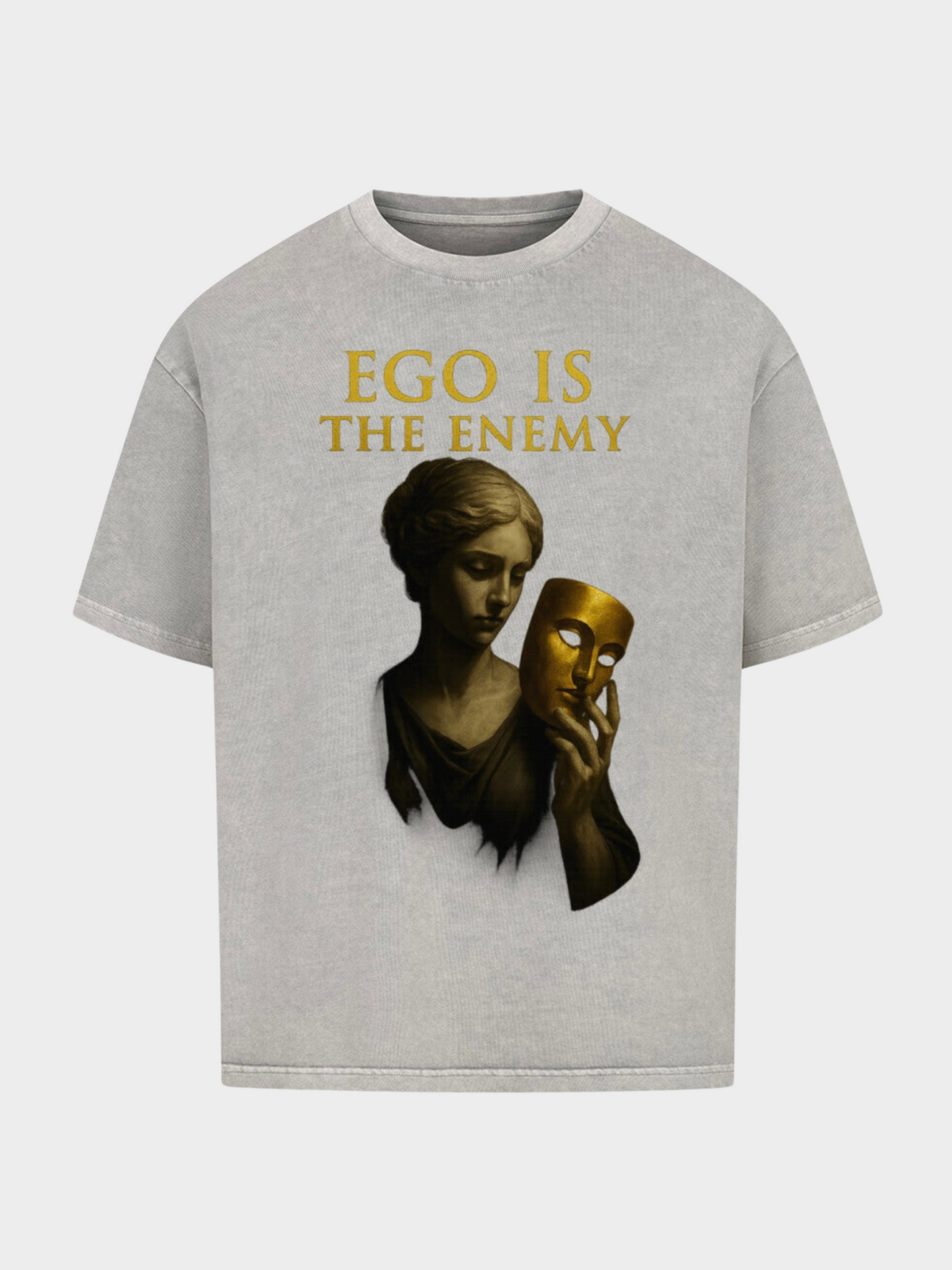 Vintage Grey Oversize T-Shirt mit goldener Aufschrift „Ego is the Enemy“. Antike Statue mit ernster Miene hält eine goldene Maske – tiefgründiges Design über Ego, Identität und Selbstreflexion. Stilvolle Streetwear mit künstlerischem Anspruch.