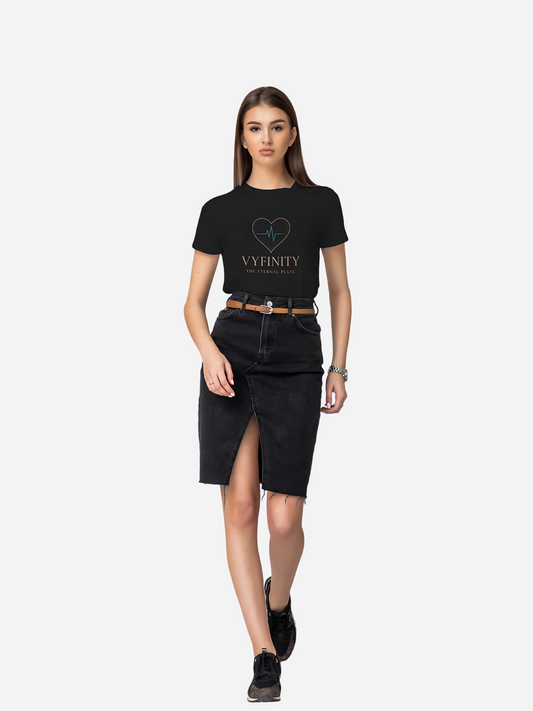 Vyfinity Damen T-Shirt in Schwarz mit Herz- und Puls-Logo – modische Ganzkörperansicht mit der Aufschrift „The Eternal Pulse“
