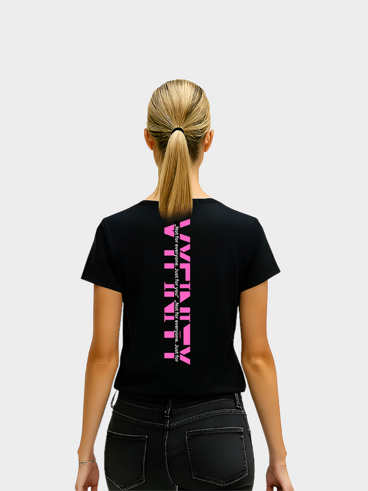 Vyfinity Logo T-Shirt in Schwarz mit auffälligem vertikalen pinken Backprint. Aufdruck mit Schriftzug „Vyfinity – Not for everyone. Just for you.“. Getragen von einem Model, moderner Streetwear-Style.