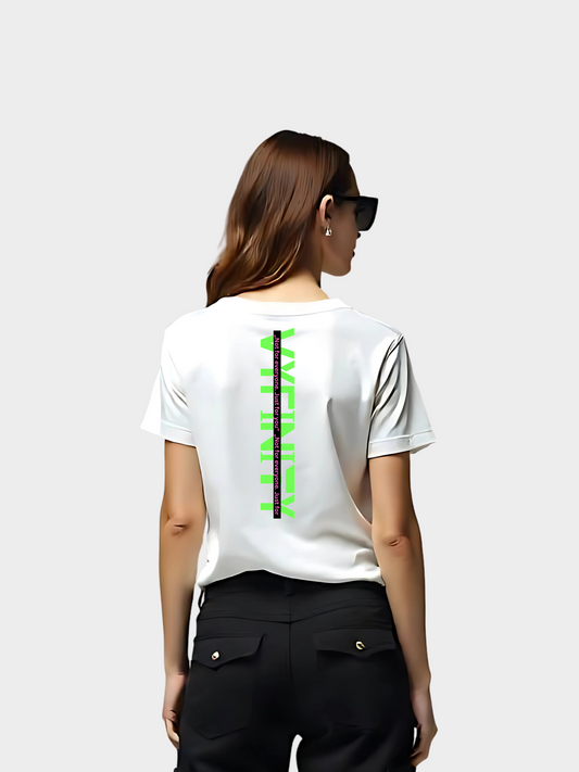 Vyfinity Logo T-Shirt in Weiß, Rückansicht getragen von einem Model. Großes vertikales Vyfinity Schriftzug-Design in Neon-Grün mit schwarzem Balken-Element auf dem Rücken. Moderner Streetwear-Style, kombiniert mit schwarzer Hose und Sonnenbrille.