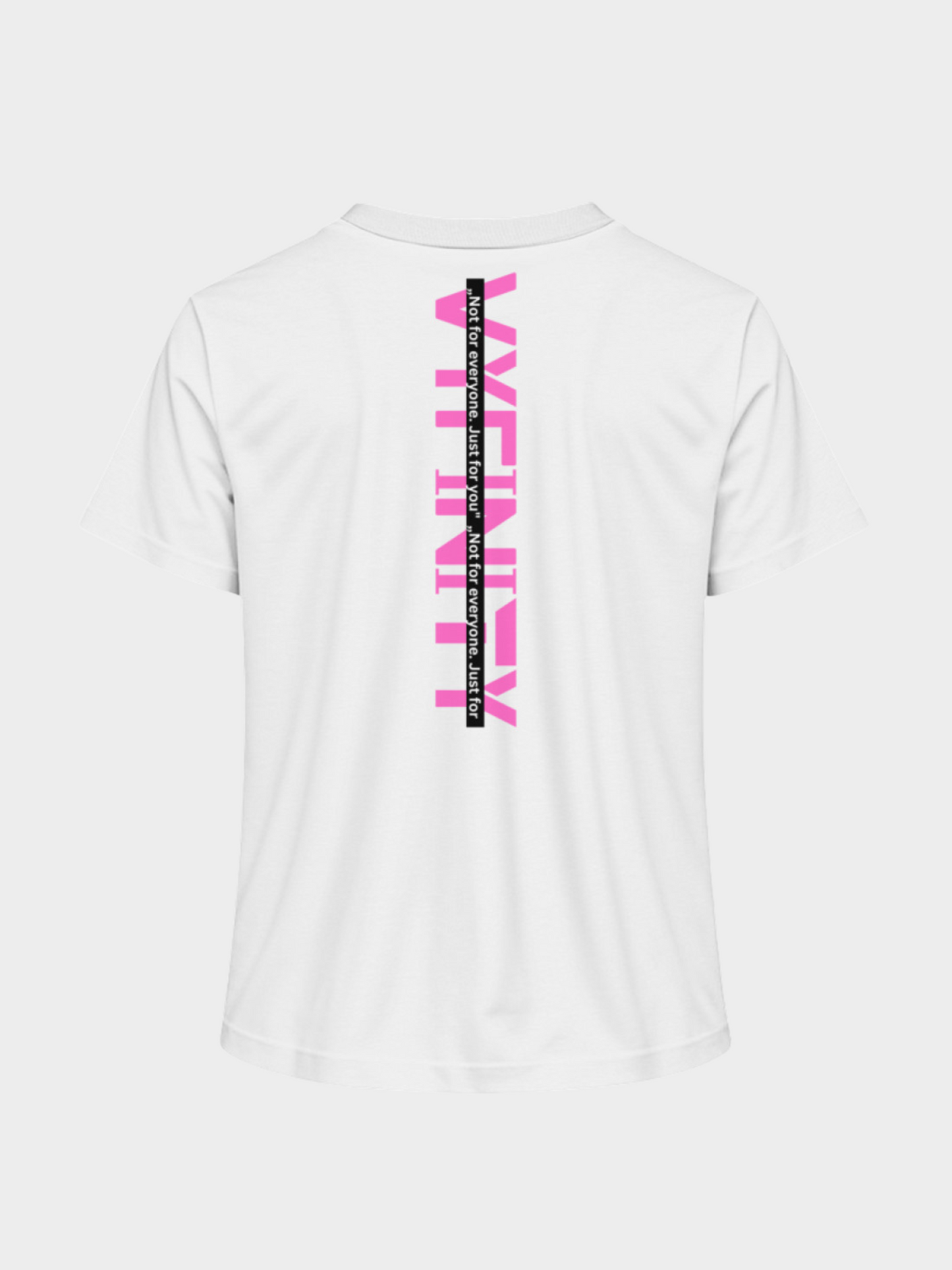 Vyfinity Logo T-Shirt in Weiß mit großem vertikalen Rückenprint in Pink und Schwarz. Moderner Streetwear Style mit markantem Statement-Design.