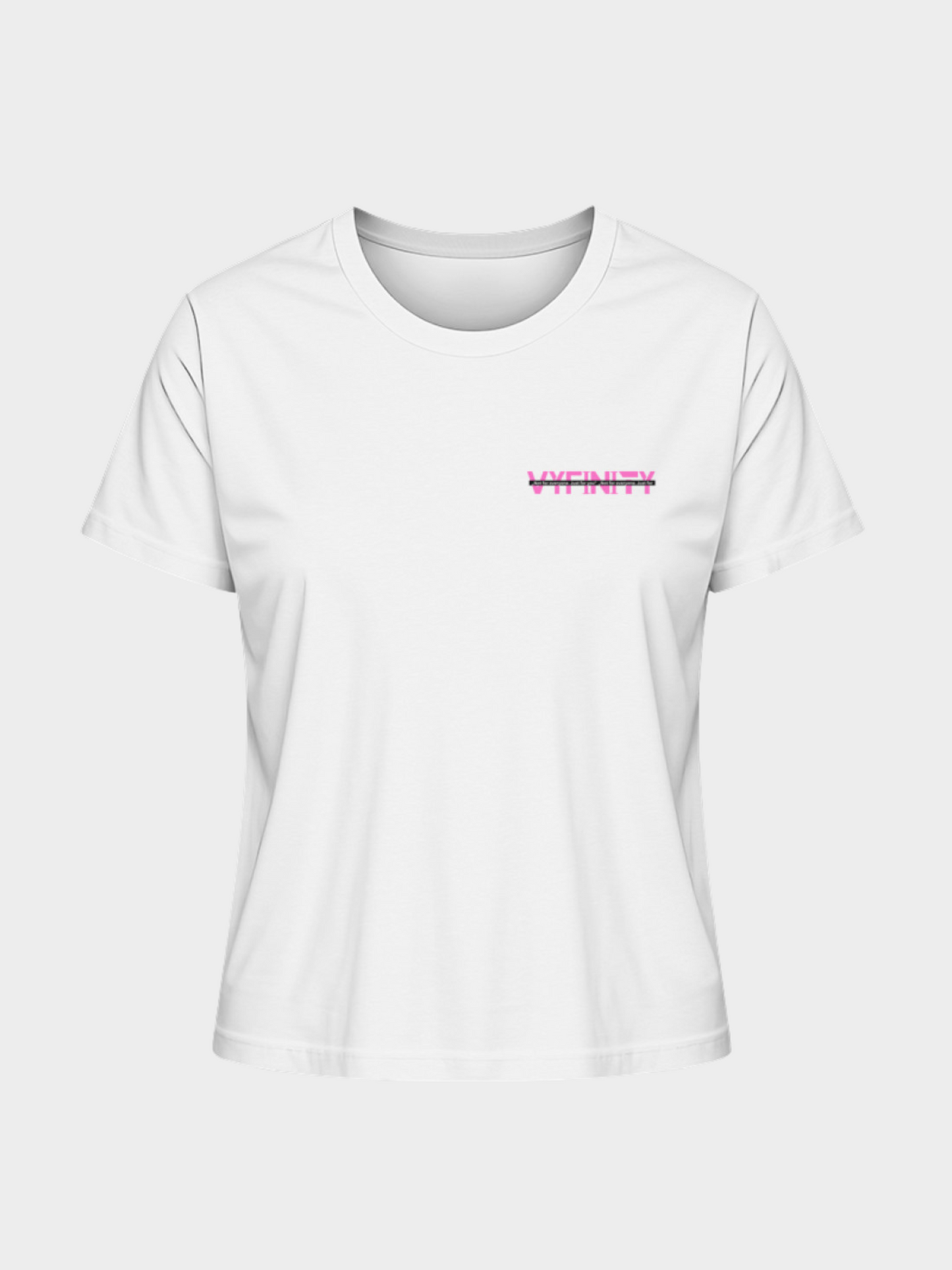 Vyfinity Logo T-Shirt in Weiß mit kleinem pinkem Brustprint im Glitch-Style. Minimalistisches Streetwear Design für Damen im modernen Fit.