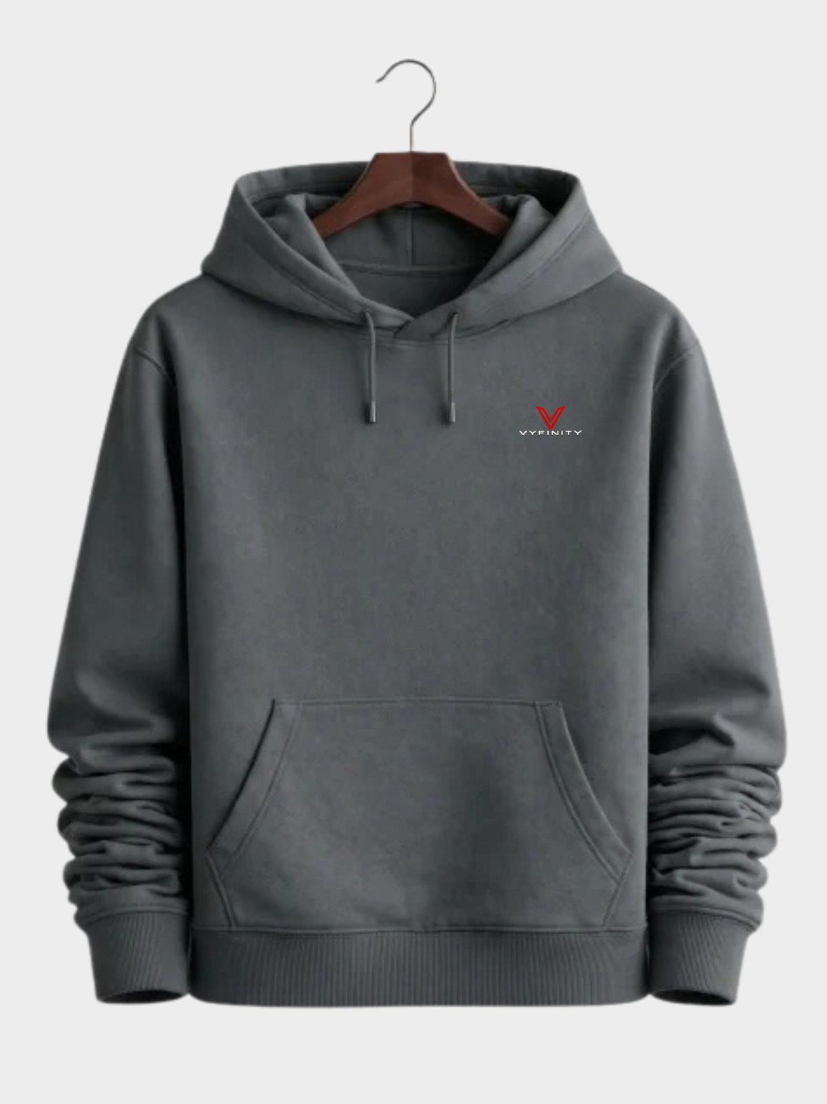 Anthrazitfarbener VYFINITY Not Your Problem Cruiser 2.0 Hoodie 350 GSM auf Holzkleiderbügel mit kleinem VYFINITY Frontlogo