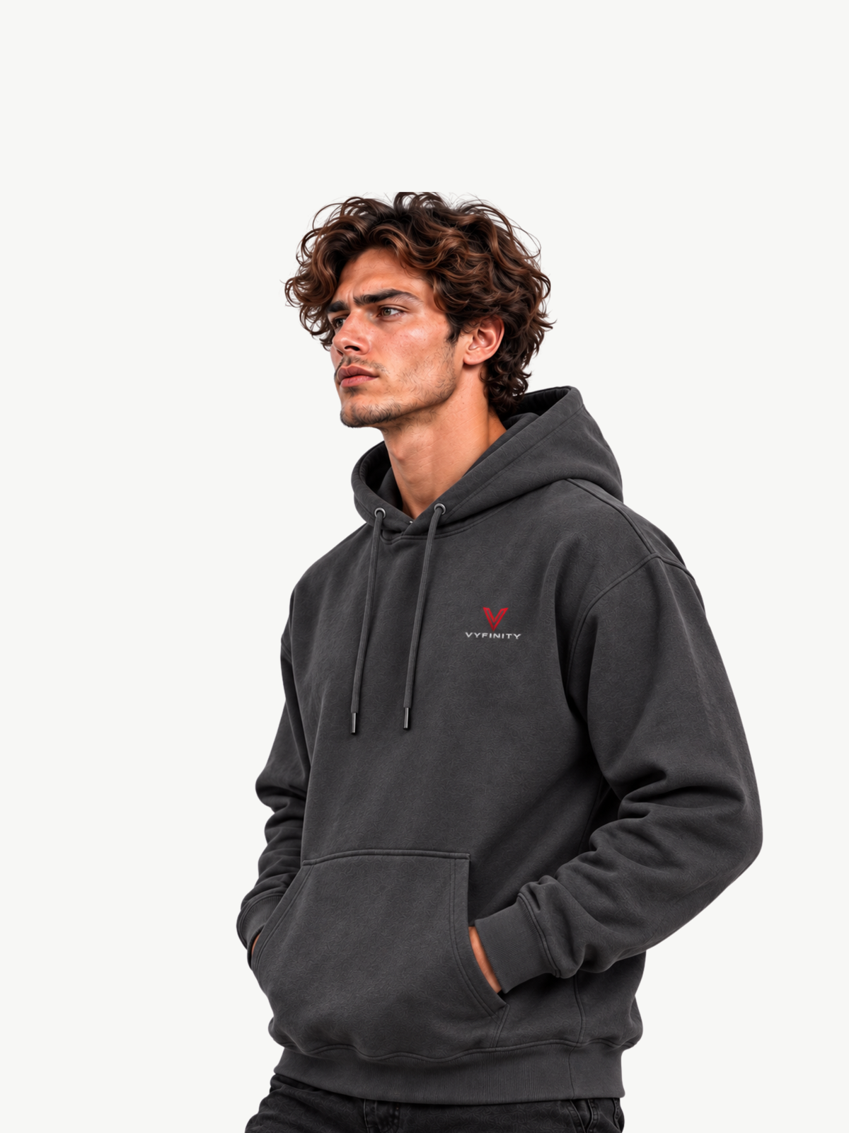 Männliches Model trägt anthrazitfarbenen VYFINITY Not Your Problem Cruiser 2.0 Hoodie 350 GSM mit kleinem VYFINITY Frontlogo