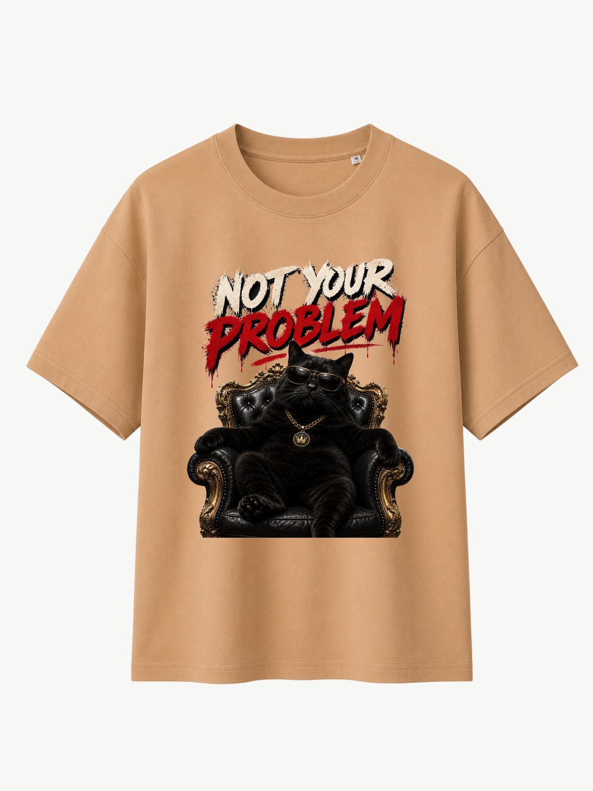 Beiges VYFINITY Not Your Problem Heavy T-Shirt 215 GSM mit schwarzer Katze auf goldenem Sessel und großem Frontprint