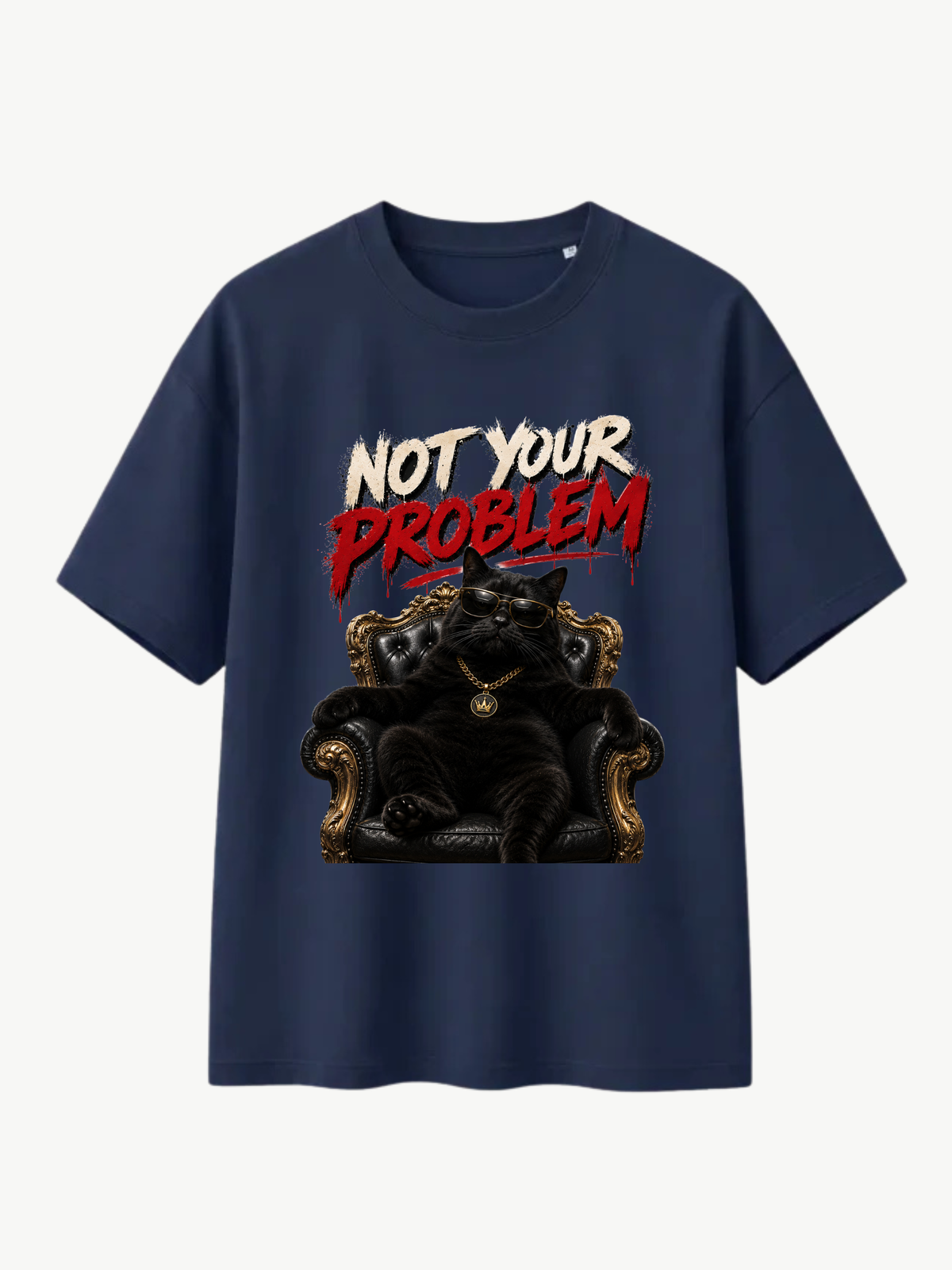 Dunkelblaues VYFINITY Not Your Problem Heavy T-Shirt 215 GSM mit schwarzer Katze auf goldenem Sessel und großem Frontprint