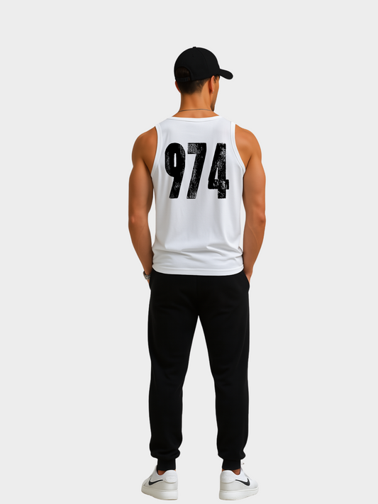 Vyfinity Omertà Tanktop in Weiß – Unisex Sommer Gym Streetwear Tank mit Rückenprint 974, Model trägt Produkt