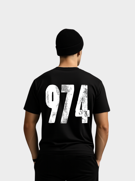 Vyfinity Omertà T-Shirt Schwarz Rückansicht mit großem 974 Backprint, getragen von Model mit schwarzer Mütze