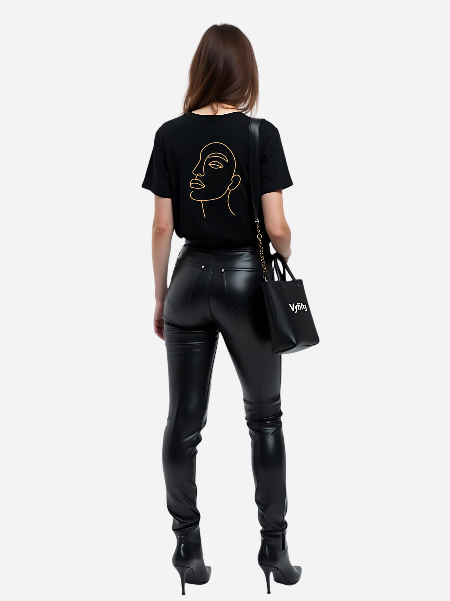 Vyfinity Oversize T-Shirt in Schwarz mit großem Line-Art Gesicht auf der Rückseite, kombiniert mit schwarzer Lederhose, High Heels und Vyfinity Bag. Modernes Damen Streetwear Outfit in elegantem Look.
