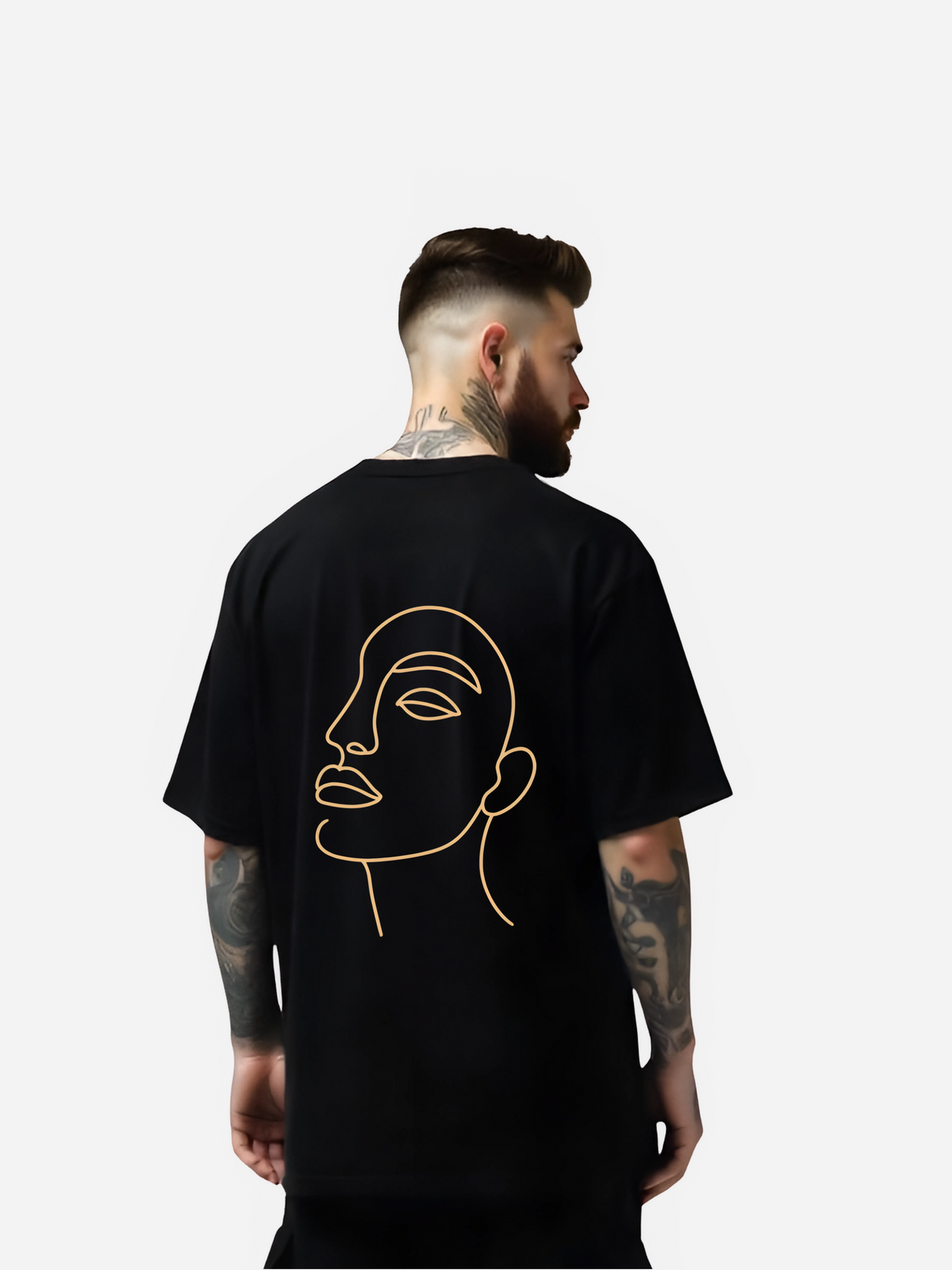 Vyfinity Oversize T-Shirt in Schwarz, Rückansicht am tätowierten Model. Großes minimalistisches Line-Art Gesichtsmotiv in Beige auf dem Rücken, moderner Streetwear-Look.