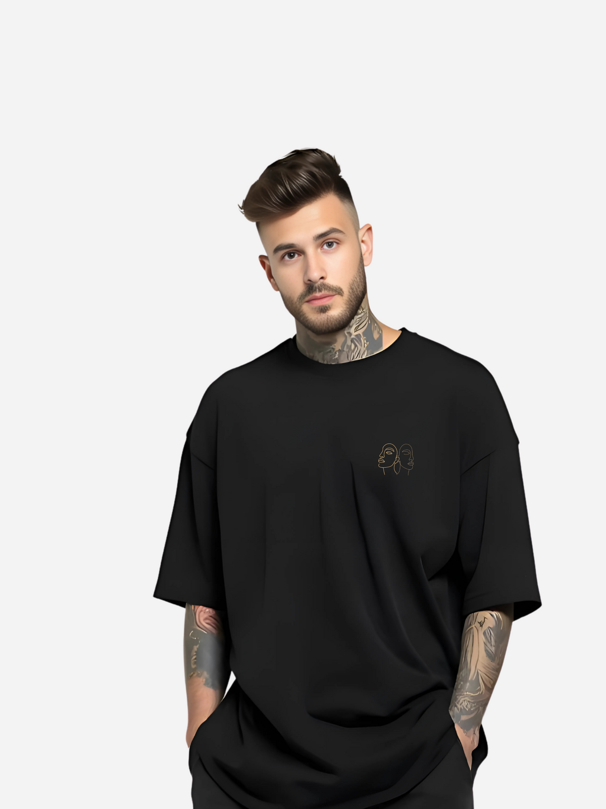 Vyfinity Oversize T-Shirt in Schwarz, getragen von einem tätowierten Model. Minimalistisches Line-Art Gesichtsmotiv auf der Brust, moderner Streetwear-Look mit lockerem Schnitt.
