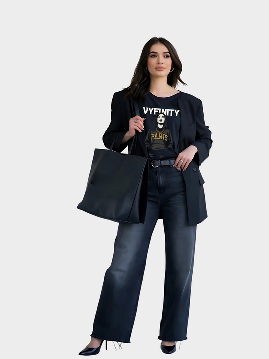 Vyfinity Paris T-Shirt in Schwarz, kombiniert mit schwarzem Blazer, eleganter Handtasche und High Heels. Moderner Streetwear-Fashion-Look für Frauen im Fullbody-Shot.